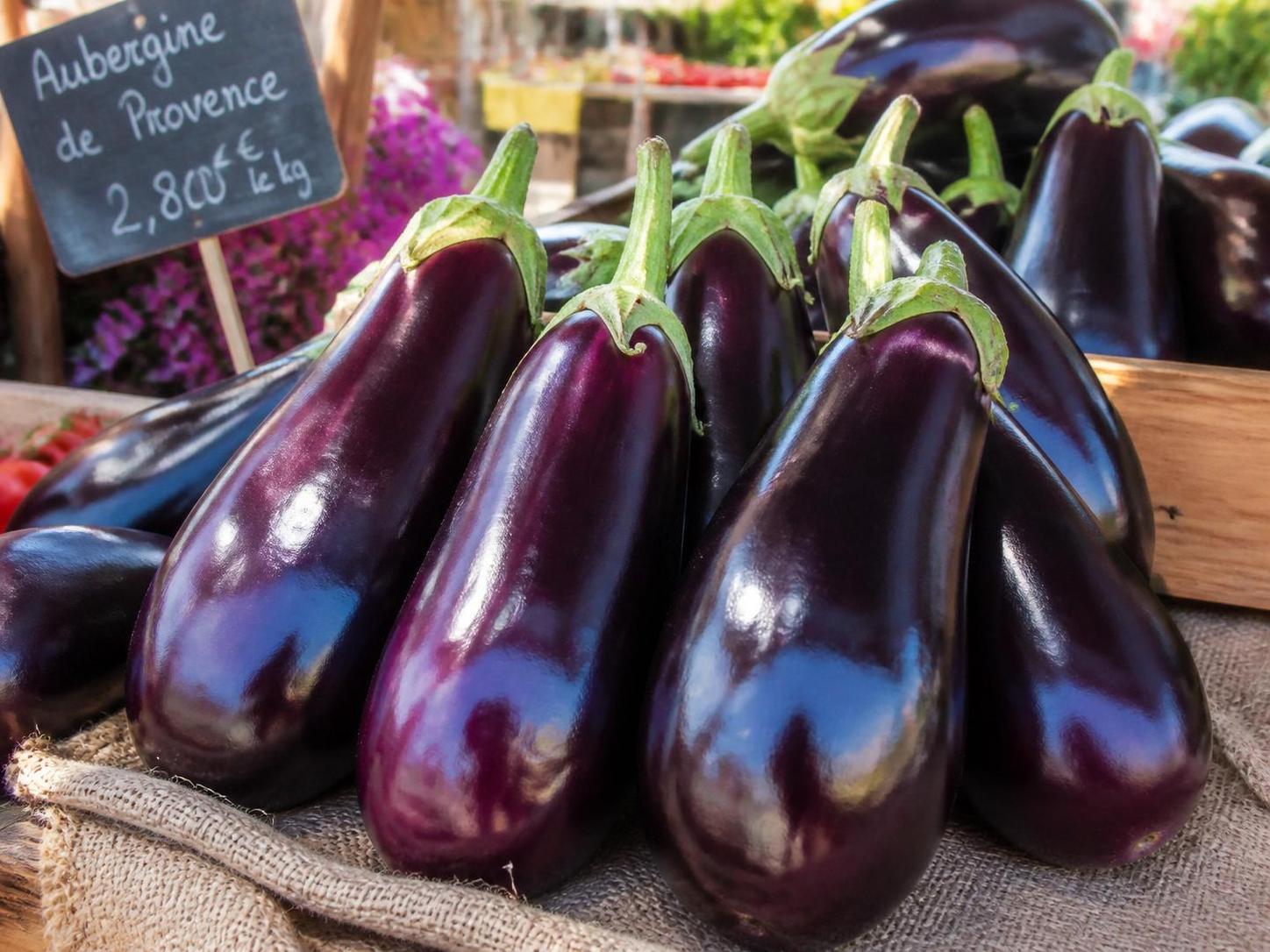 découvrez notre recette simple d'aubergine au four, pour un plat savoureux et léger, parfait pour un repas gourmand et sain.