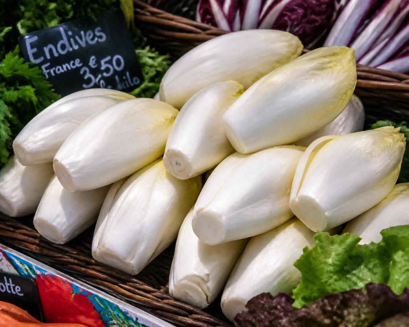 découvrez comment préparer des endives braisées à la poêle, une recette simple et rapide pour un plat fondant et savoureux qui ravira vos papilles.