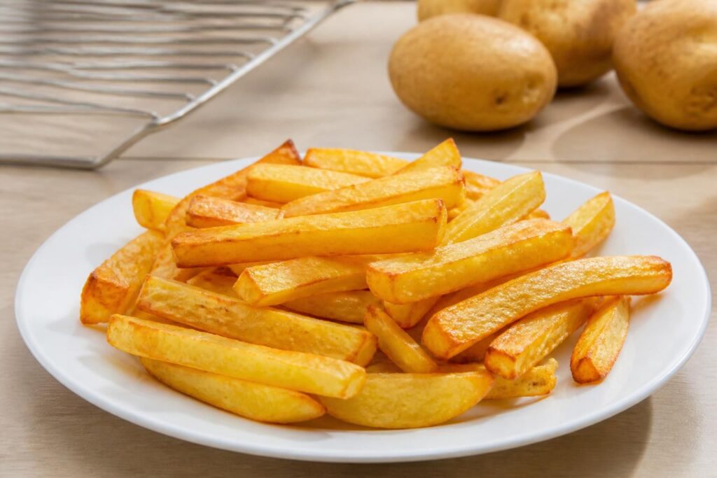 découvrez la méthode simple pour préparer des frites au four croustillantes et savoureuses, sans utiliser d'huile. une recette saine et facile à réaliser pour des pommes de terre dorées à souhait.
