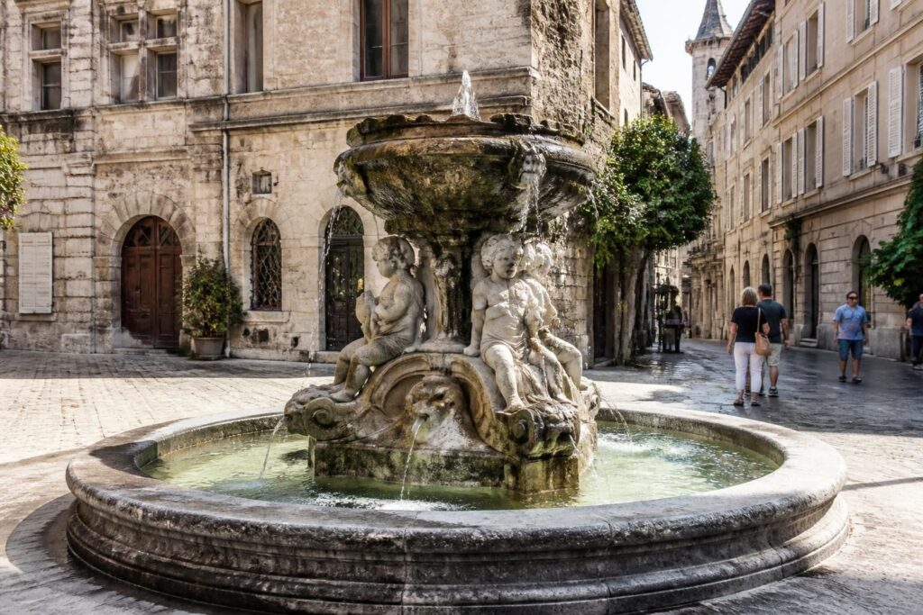 découvrez comment les fontaines, ces monuments d'eau, témoignent de l'histoire et du patrimoine de nos villes à travers les siècles.