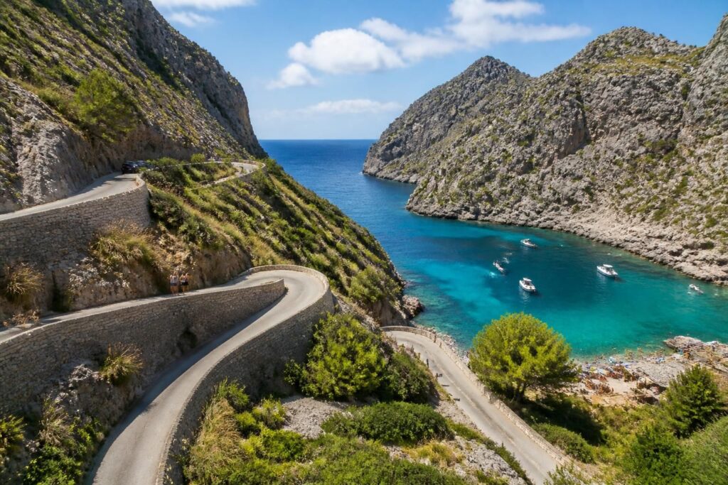 découvrez sa calobra à majorque, espagne : une route spectaculaire, des plages paradisiaques et les sites incontournables à ne pas manquer pour un voyage inoubliable.